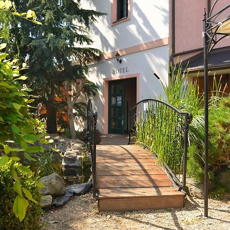 Hotel Via Ironia Високе-Мито Экстерьер фото