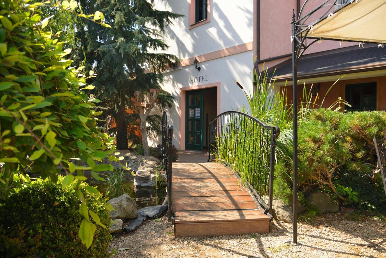 Hotel Via Ironia Високе-Мито Экстерьер фото