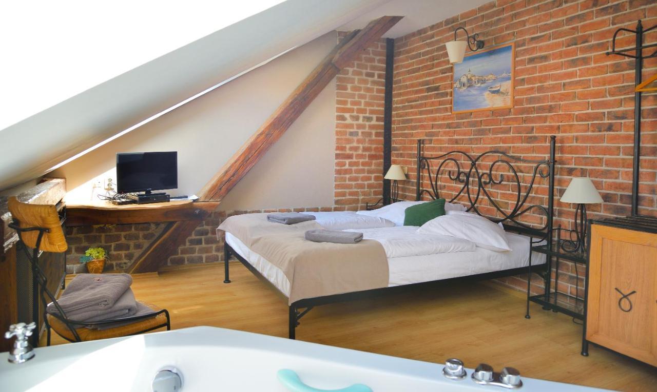 Hotel Via Ironia Високе-Мито Экстерьер фото