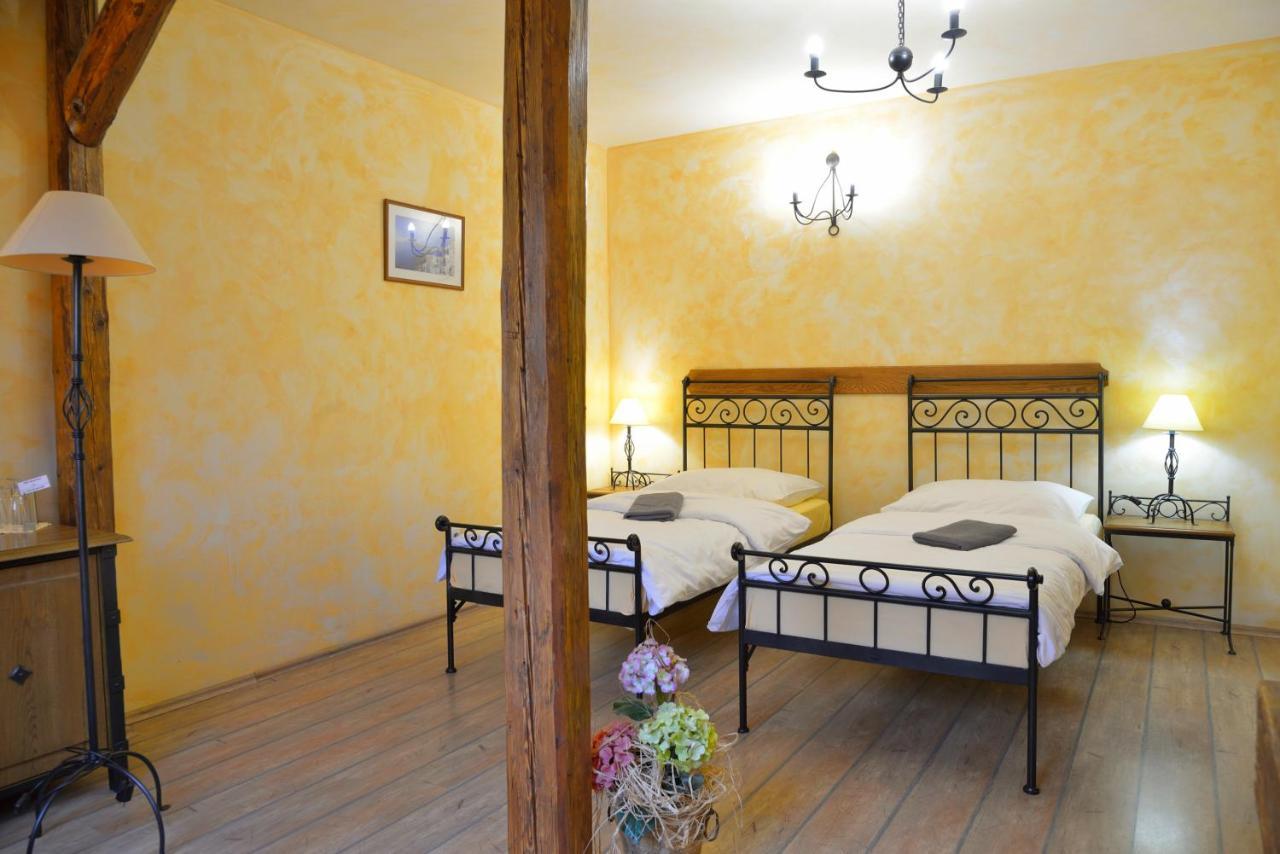 Hotel Via Ironia Високе-Мито Экстерьер фото