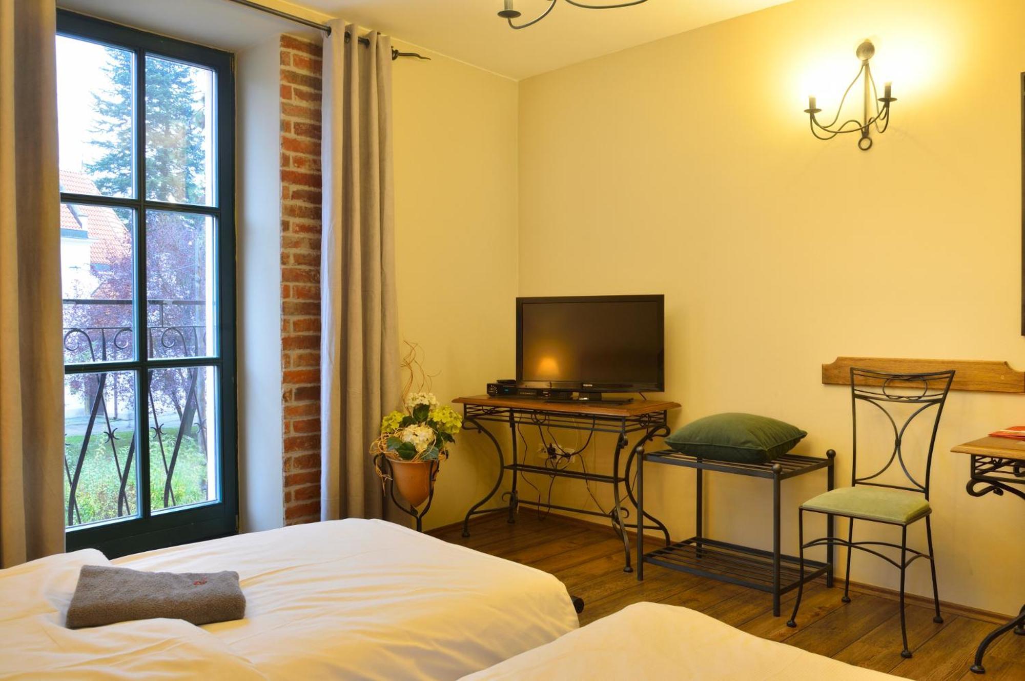 Hotel Via Ironia Високе-Мито Экстерьер фото