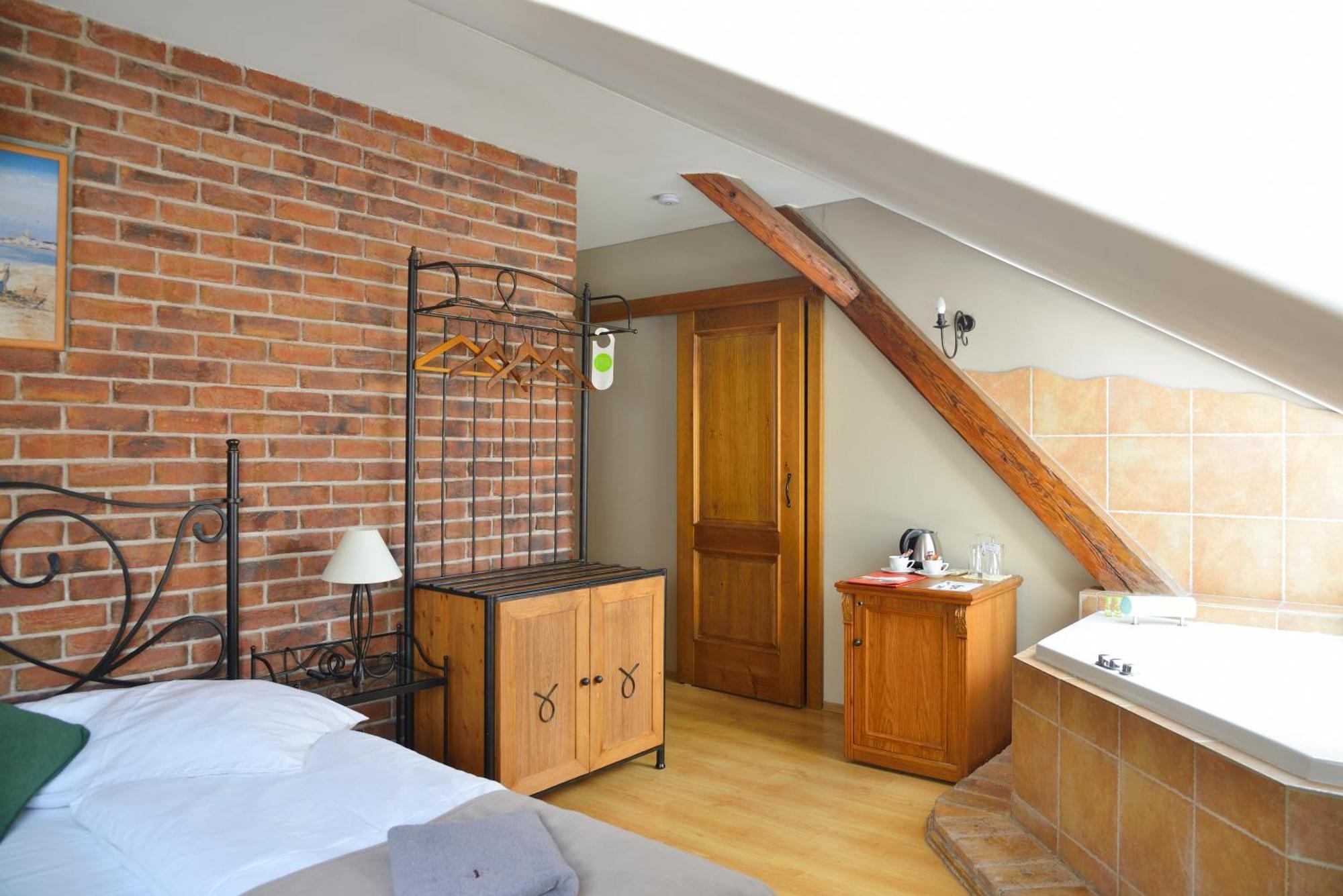 Hotel Via Ironia Високе-Мито Экстерьер фото