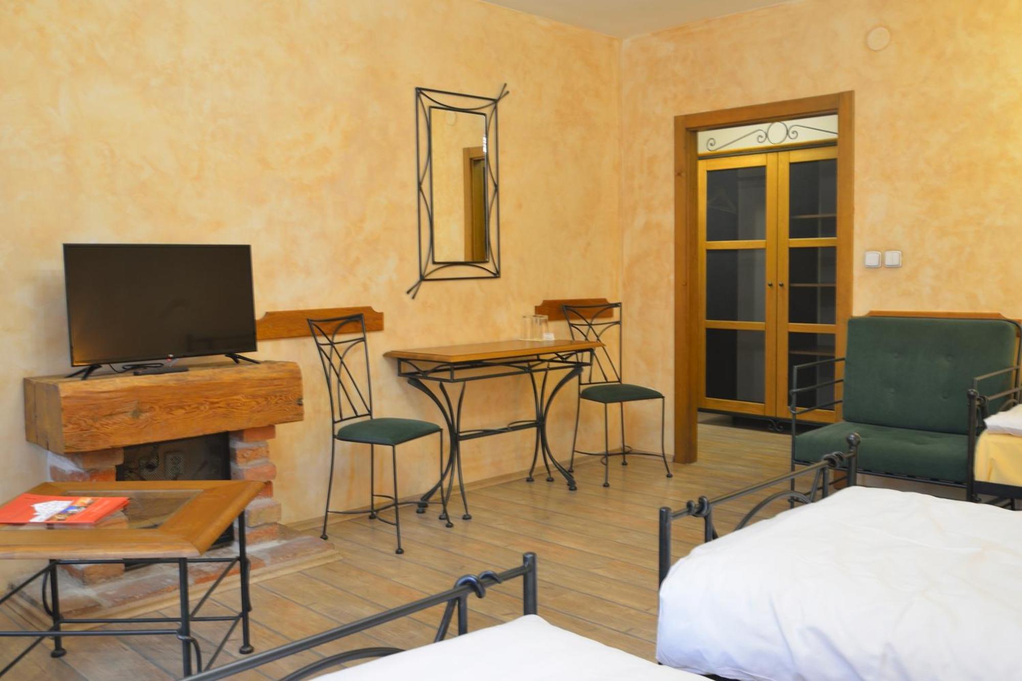 Hotel Via Ironia Високе-Мито Экстерьер фото